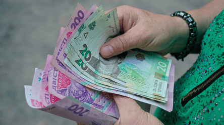 Українцям доплачують до пенсії: як отримувати до 500 грн надбавки щомісяця - 290x160