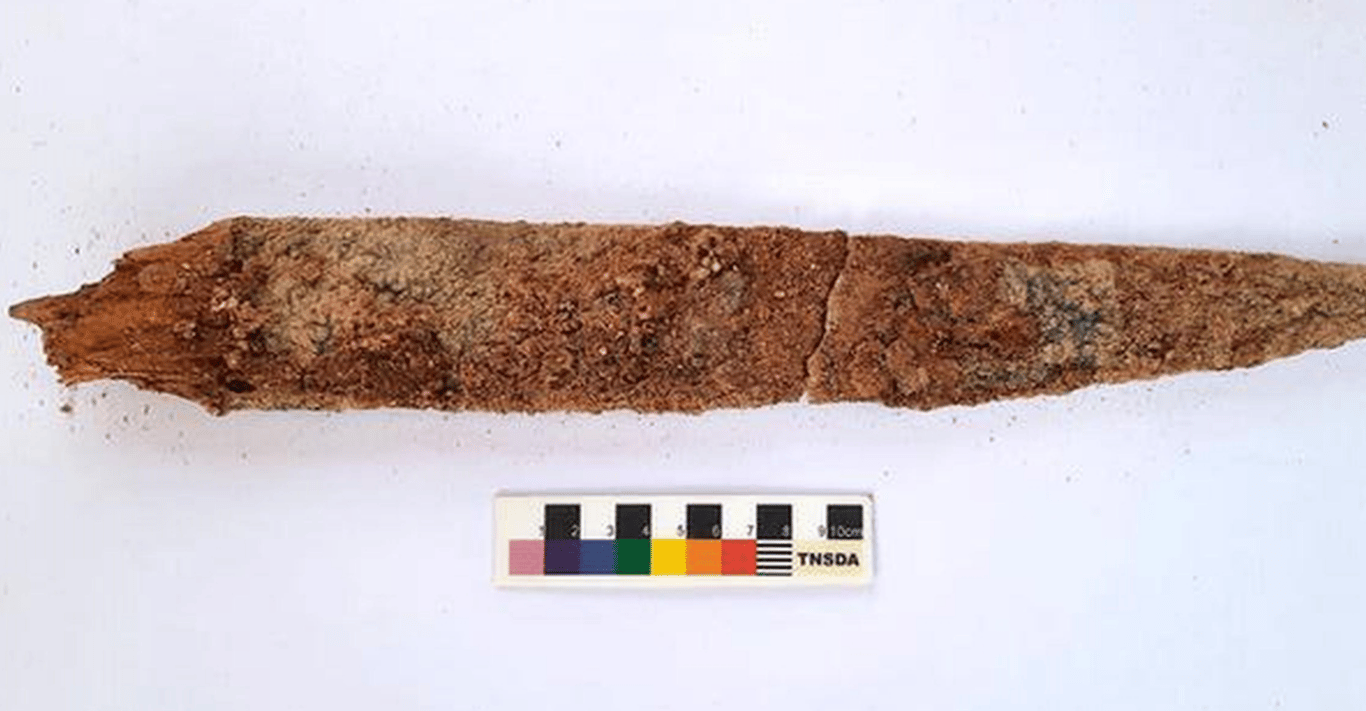 Древний кинжал, найденный во время археологических раскопок в Индии