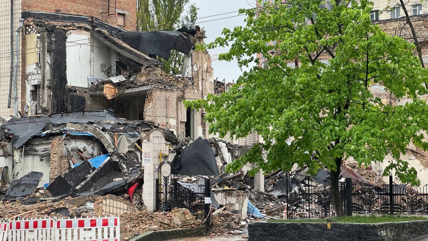 Ракетная атака на Киев – как выглядит академия Бойчука через месяц после прилета