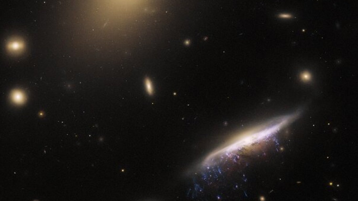 Телескоп Hubble сделал снимок галактической медузы: впечатляющие фото