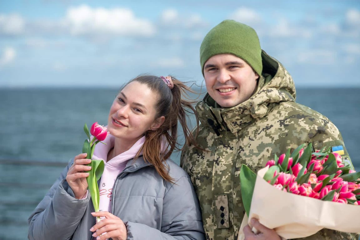 Військові прикордонники вітають жінок в Одесі