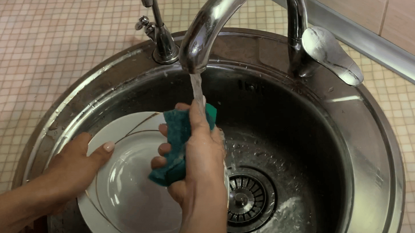 Як полегшити миття посуду – прості способи
