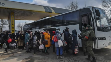 Россияне начали эвакуацию детей из прифронтовых районов Запорожской области - 285x160