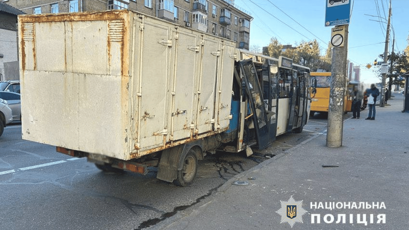 ДТП в Киеве 21 октября — грузовик влетел в автобус