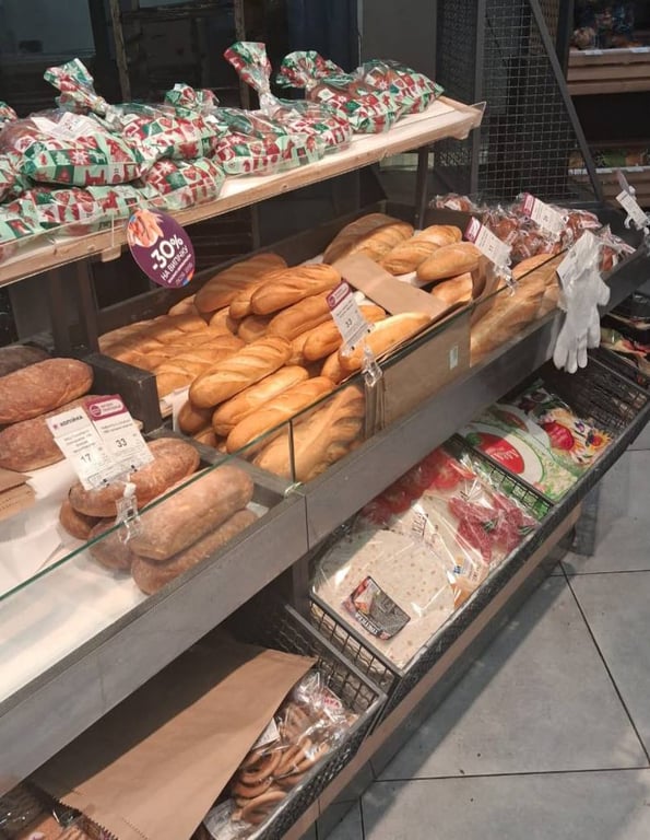 Хліб на полицях магазину