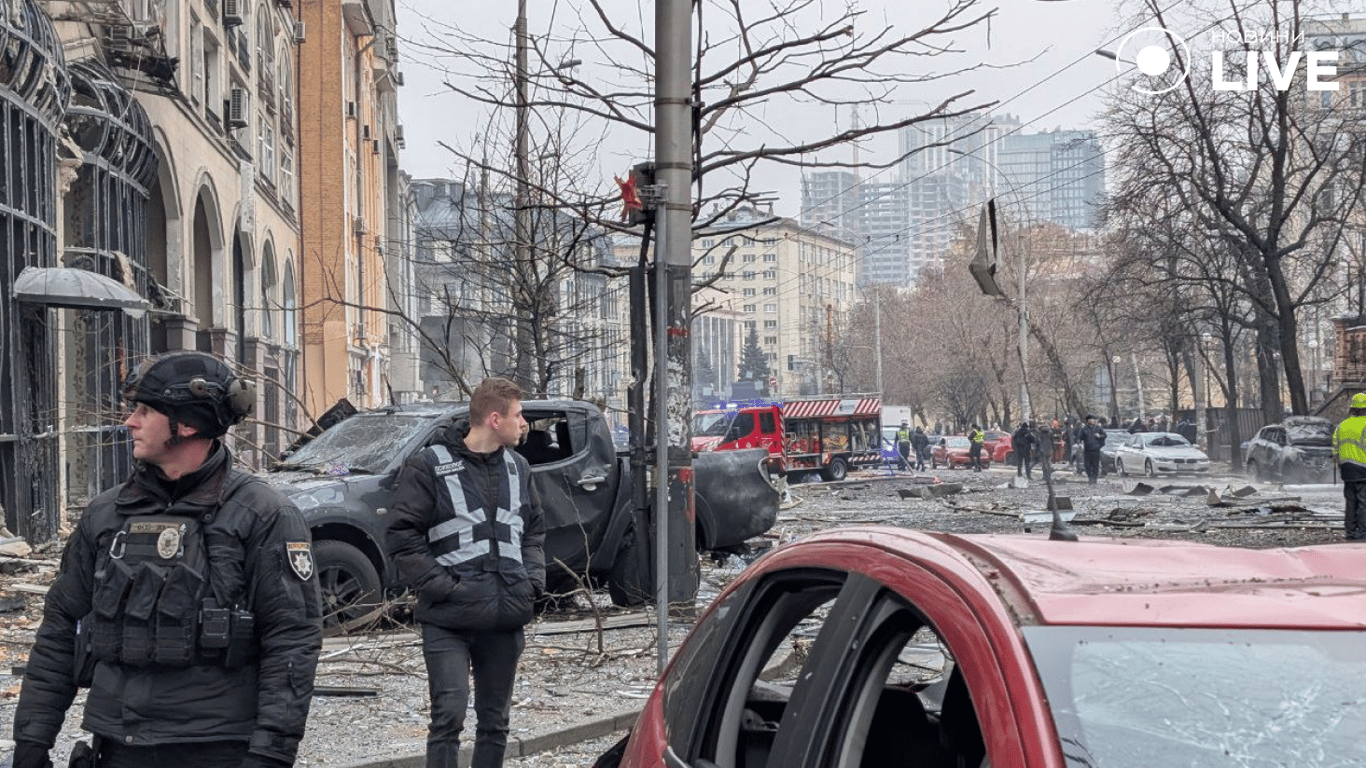 Пошкоджені авто та будинки після ракетної атаки на Київ