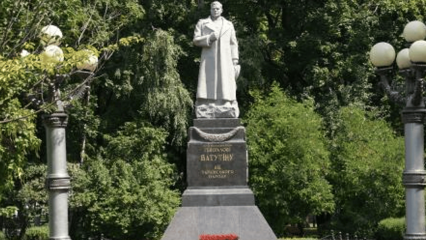 В Киеве сносят памятник генералу Ватутину
