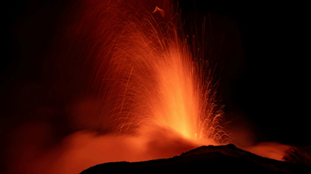 8 km ash plume — flights to Bali cancelled due to volcano - 285x160