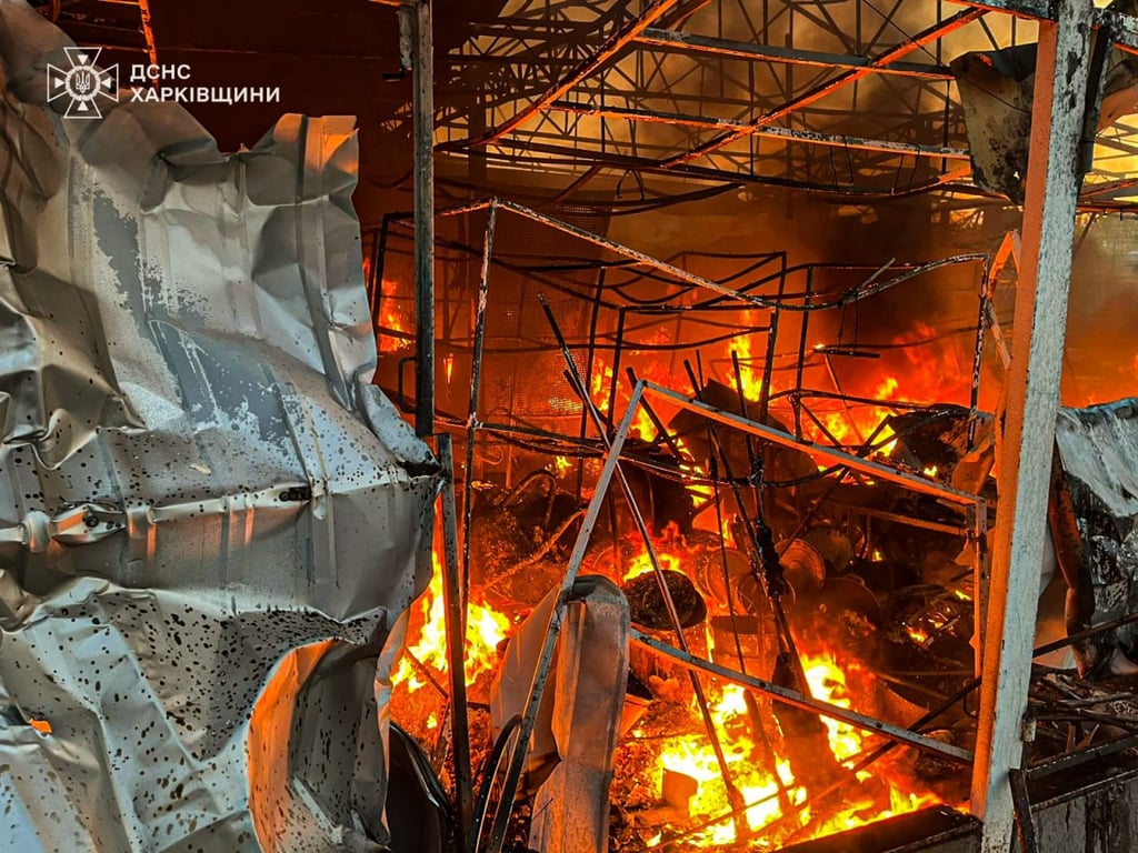 Зруйновані та обгорілі павільйони ринку після ворожого удару БпЛА
