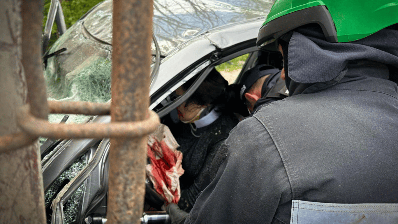 Возле Львова грузовик столкнулся с легковым авто — спасатели деблокировали водителя
