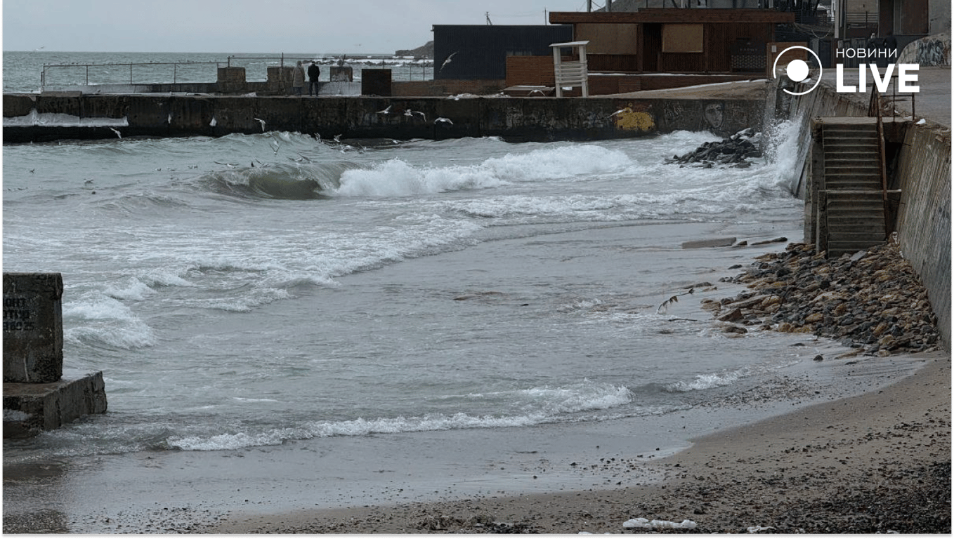 Пляж пішов під воду в Одесі