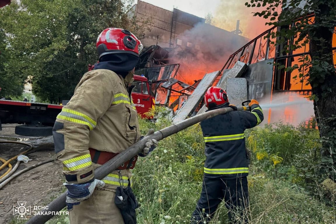 Кадры тушения пожара в Ужгороде 11 августа