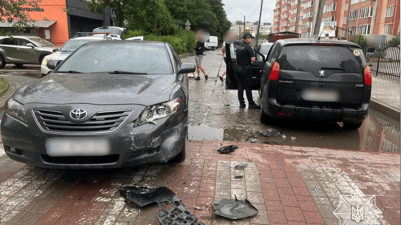 ДТП во Львове - нетрезвый водитель заснул после аварии