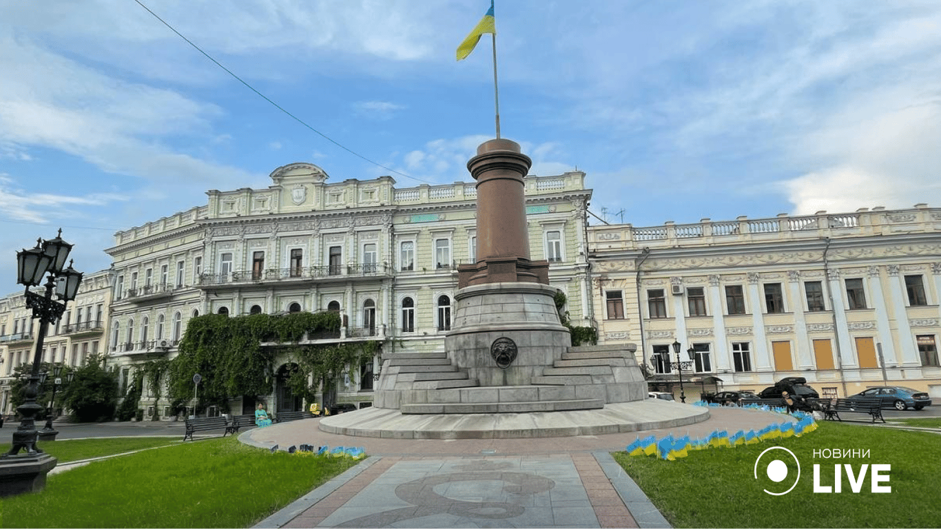 Флагов на Екатерининской площади становится все больше. Фото: Новости.