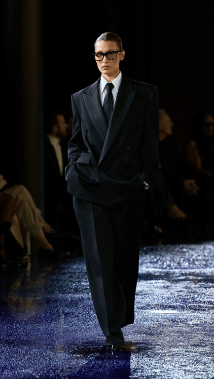 Белла Гадід показала стильний образ краваткою