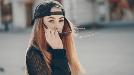 Stylish hairstyles to rock with a baseball cap - 285x160