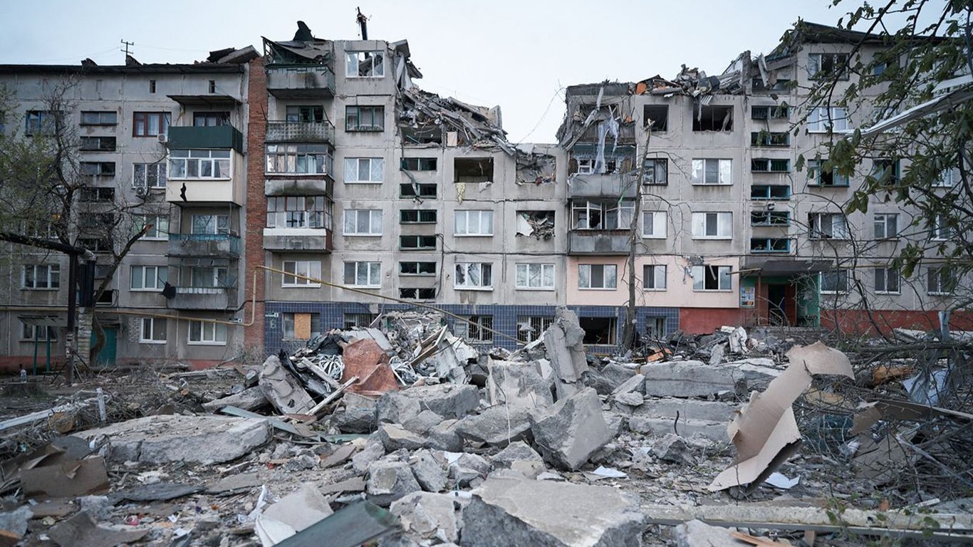 Ракетний удар по будинку у Словʼянську: під завалами досі перебувають люди