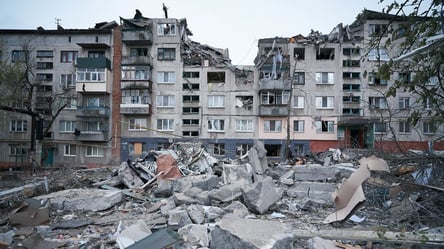 Ракетний удар по будинку у Словʼянську: під завалами досі перебувають люди - 285x160