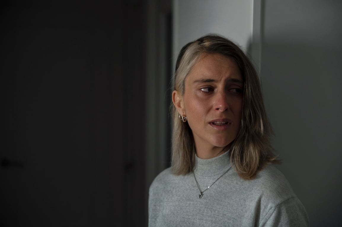 Женщина нездоровится вследствие воздействия магнитных бурь