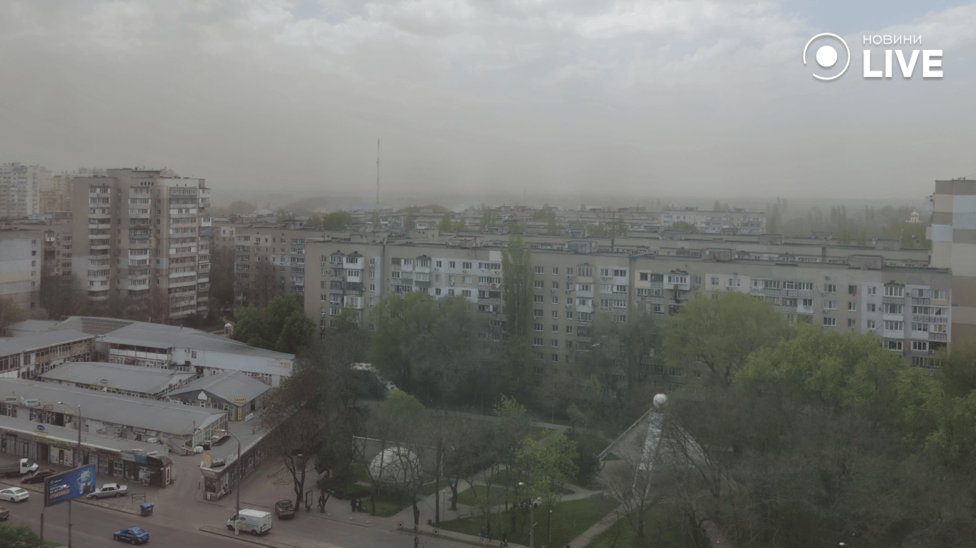 Двори та тротуари в Одесі засипало пилом після сильного вітру