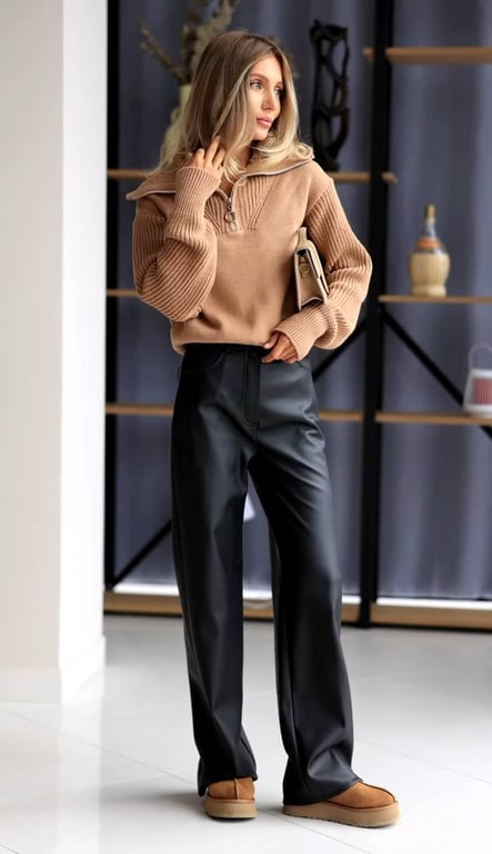 Шкіряні штани стають головним акцентом в образі зі светром