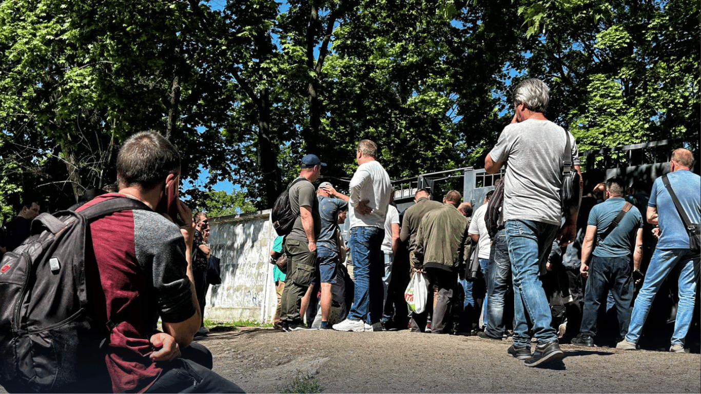 У Києві біля ТЦК утворилися великі черги — подробиці