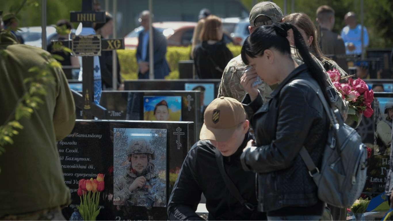 Родини загиблих військовослужбовців можуть отримати 60 тисяч на пам'ятники — куди звертатись