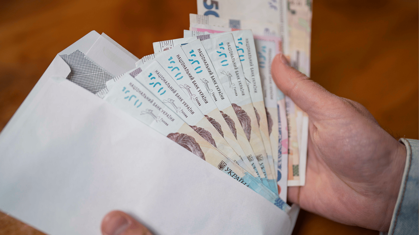 Украинцам советуют иметь дома запас наличных: сколько денег стоит отложить