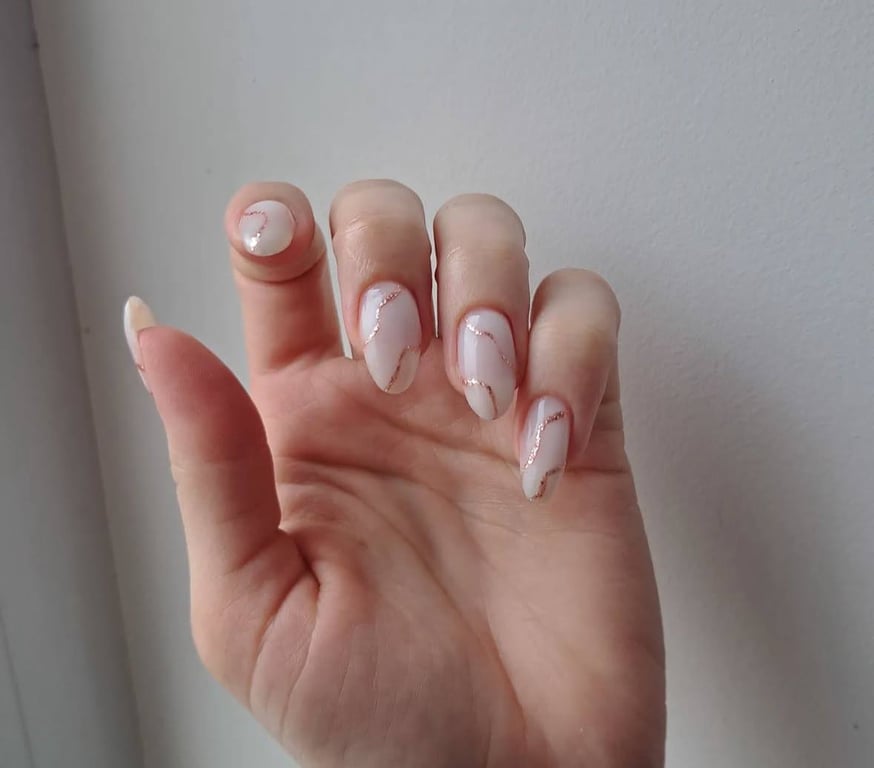 Мигдалеподібні нігті зараз в тренді