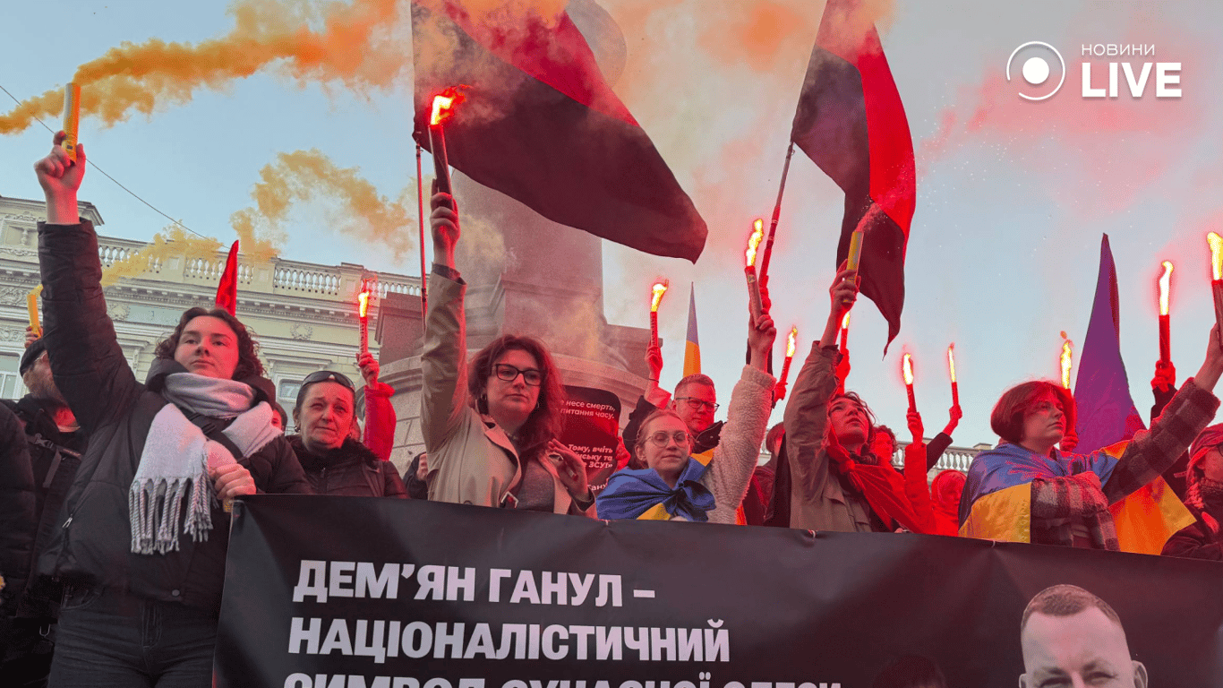 На площі люди запалюють лампадки