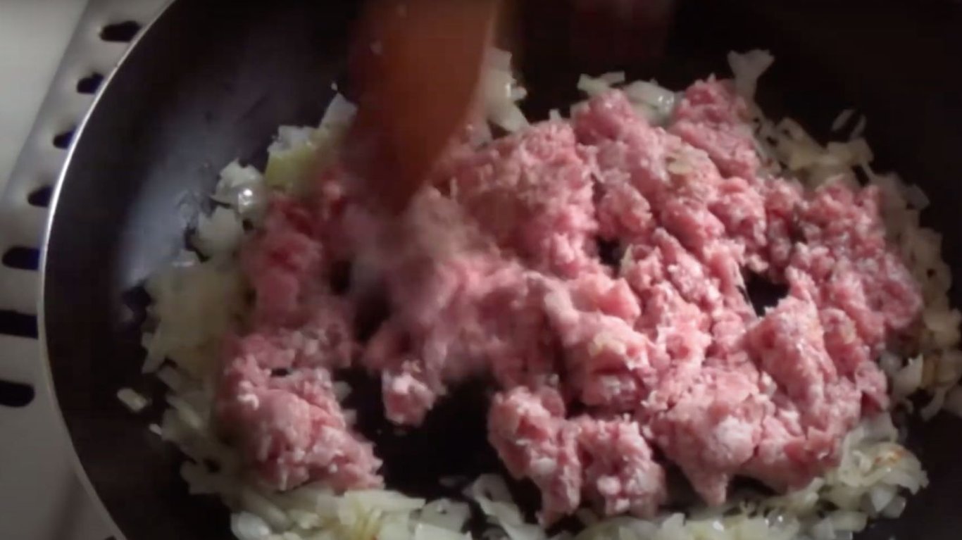 фарш та цибуля