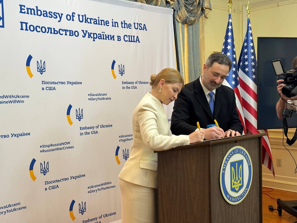 Пані посол України в США Ольга Стефанішина разом з директором Укрпошти Ігорем Смілянським презентують марку FREEDOM 250 28 травня 2026 року - фото 5