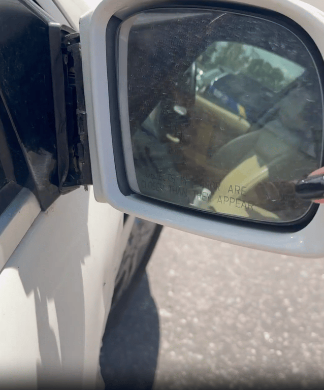 Поврежденное зеркало автомобиля Илоны Гвоздевой после ДТП