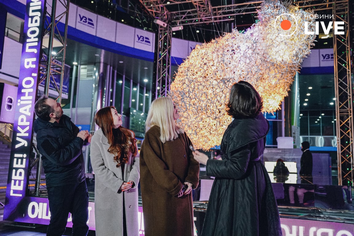 Фігура на Південному вокзалі Київ