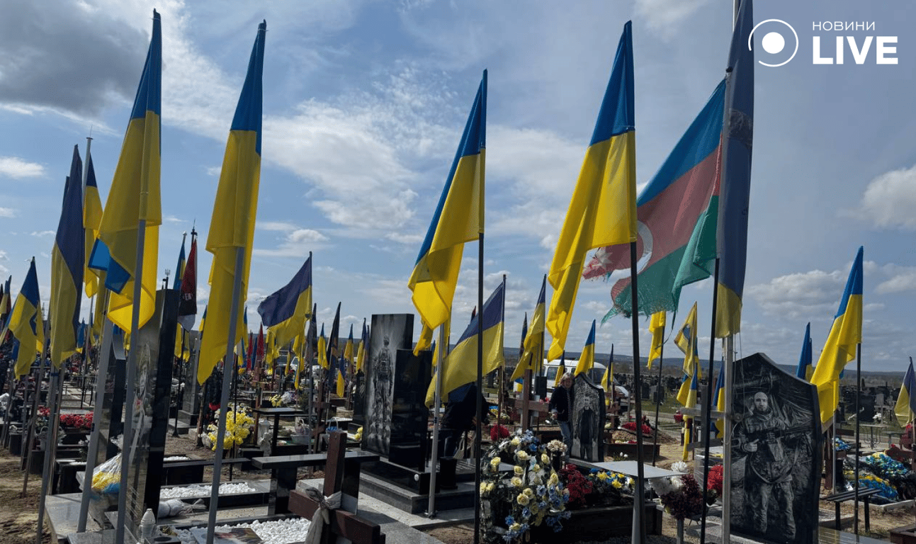 Харківʼяни впорядковують військові могили на Алеї Слави у День памʼяті