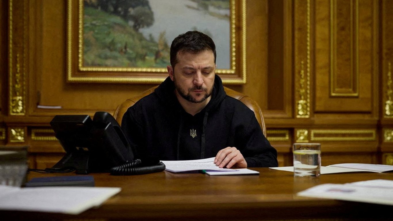 Зеленский подал в парламент законопроекты о продлении мобилизации и военного положения