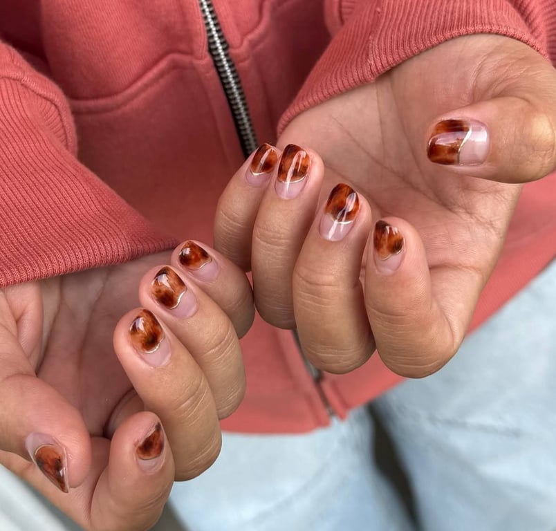 Манікюр з цим принтом можна зроби по-різному