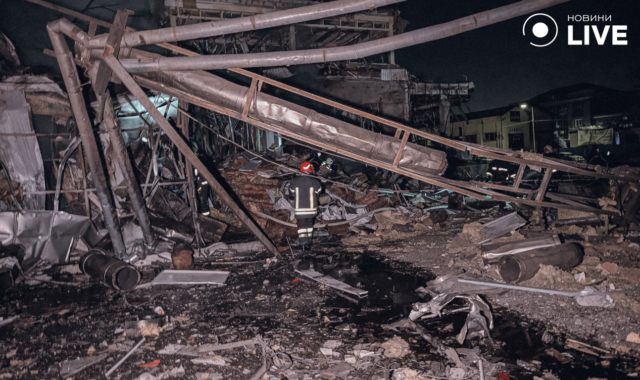 Ракетна атака по Києву: рятувальники ліквідують наслідки удару