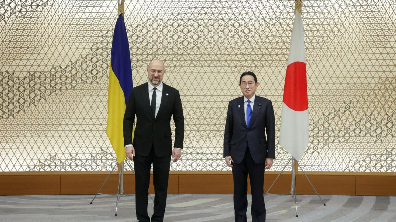 Шмыгаль встретился с премьер-министром Японии — что обсуждали