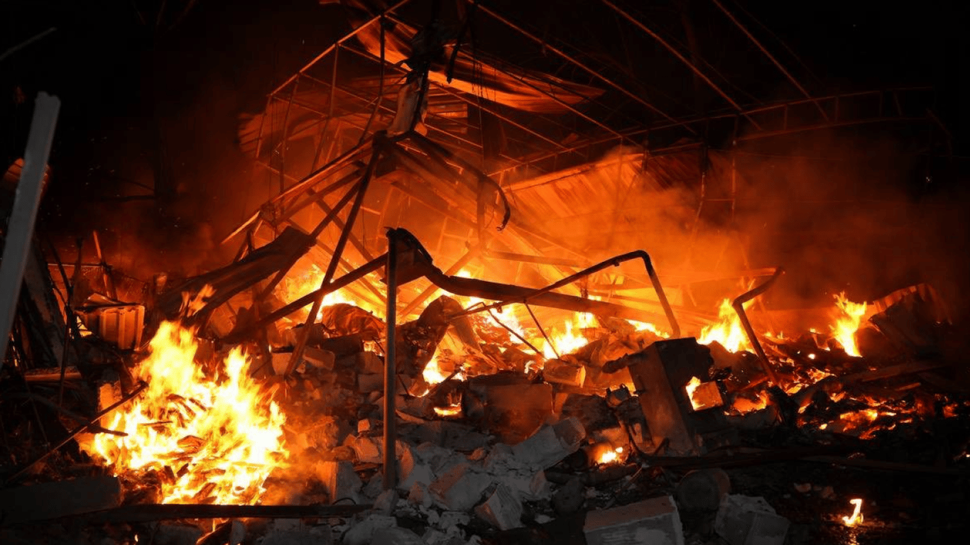 Горел порт и судно: Россия ночью снова атаковала Одессу и область