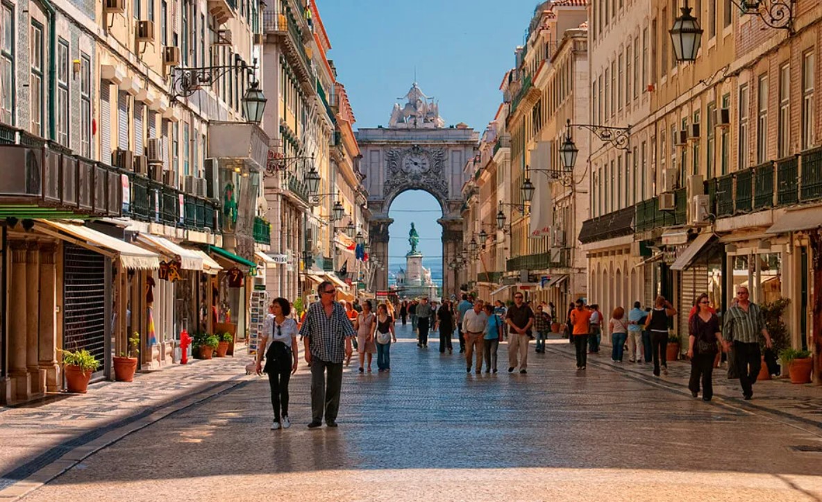 Португалія штрафуватиме "гучних" туристів на 2000 євро - фото 1