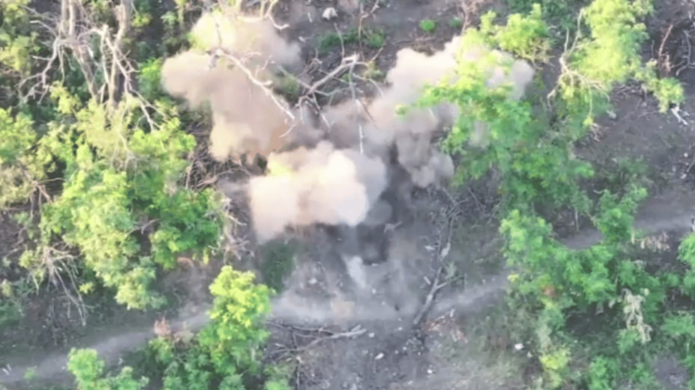 Ударні безпілотники ЗСУ атакують окупантів — ефектне відео