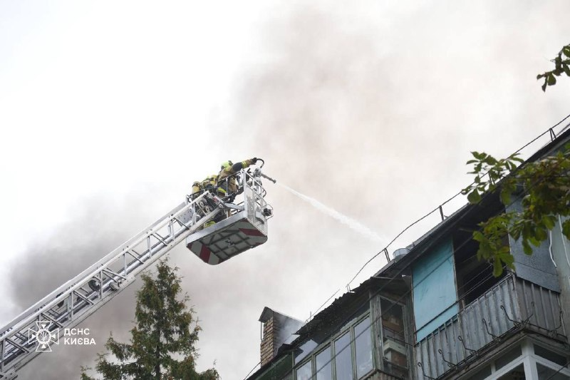 Рятувальники ліквідують пожежу