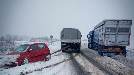 Осторожно, снег и гололедица на дорогах Одесчины — спасатели помогают водителям - 285x160