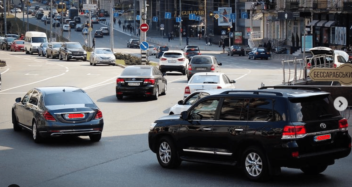 Rolls-Royce, Lamborghini та Maybach — на чому ще їздять нардепи під час війни - фото 4