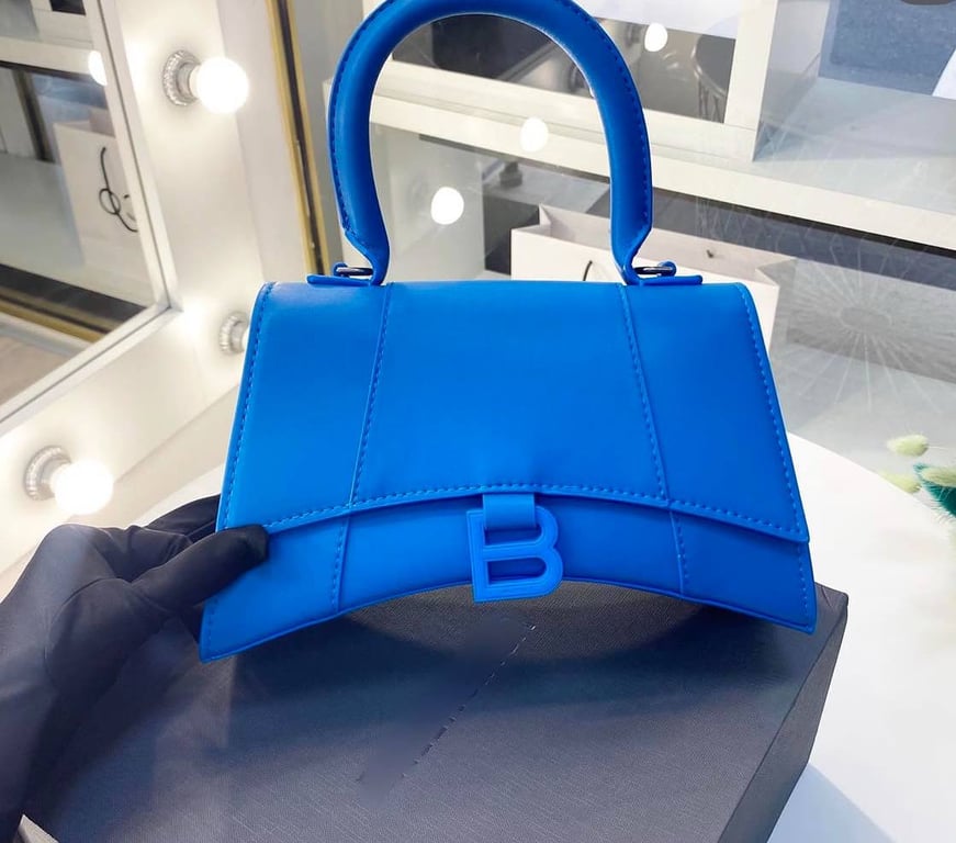 Сині сумки в числі стильних аксесуарів цього року