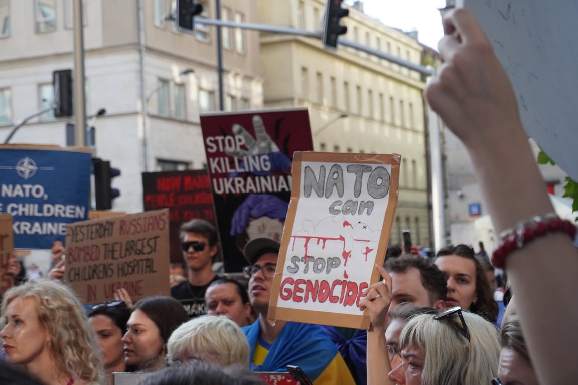 У Варшаві пройшла акція протесту проти російської агресії біля дитячої лікарні - фото 2