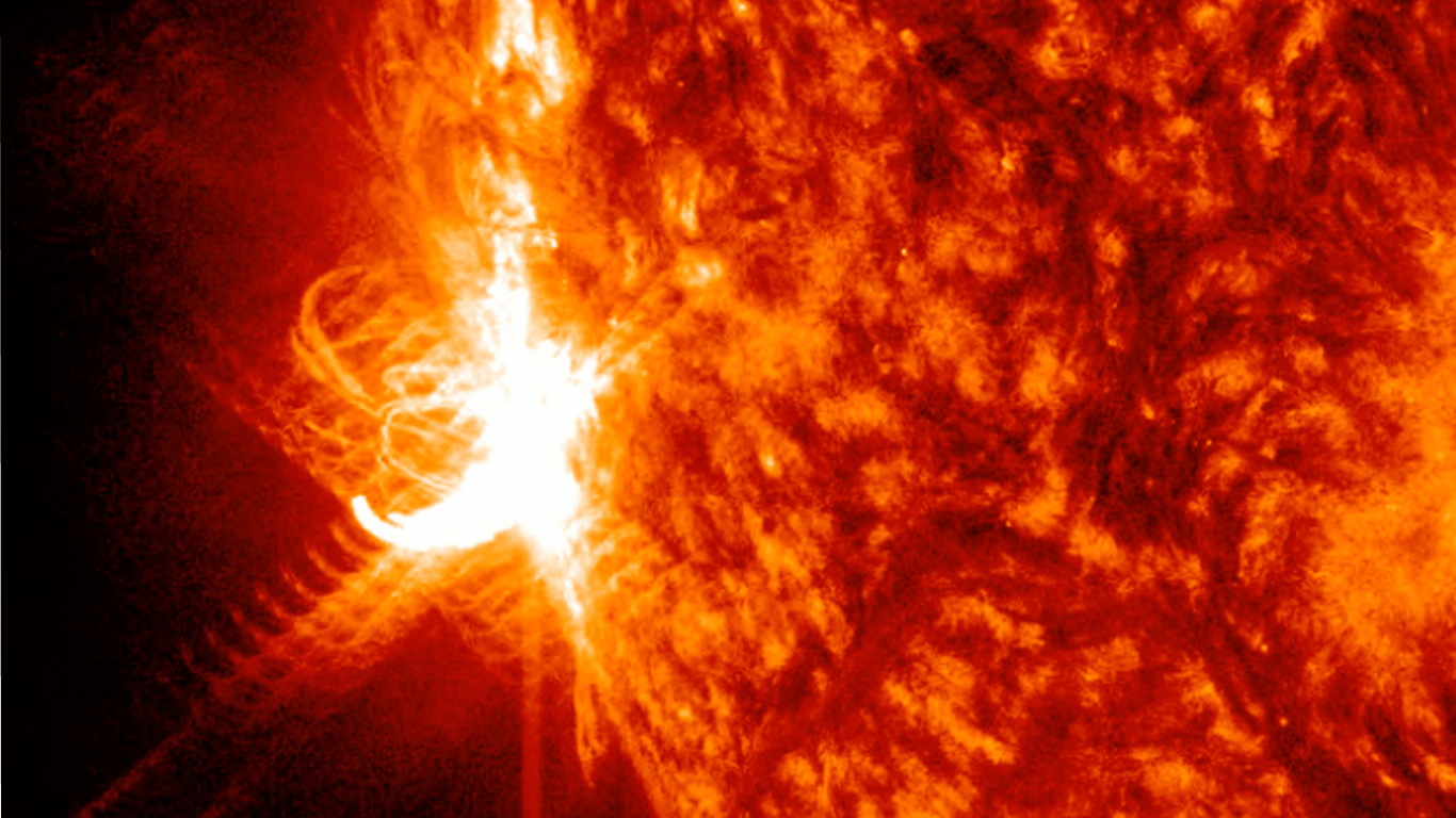 В NASA зафиксировали мощную солнечную вспышку X-класса