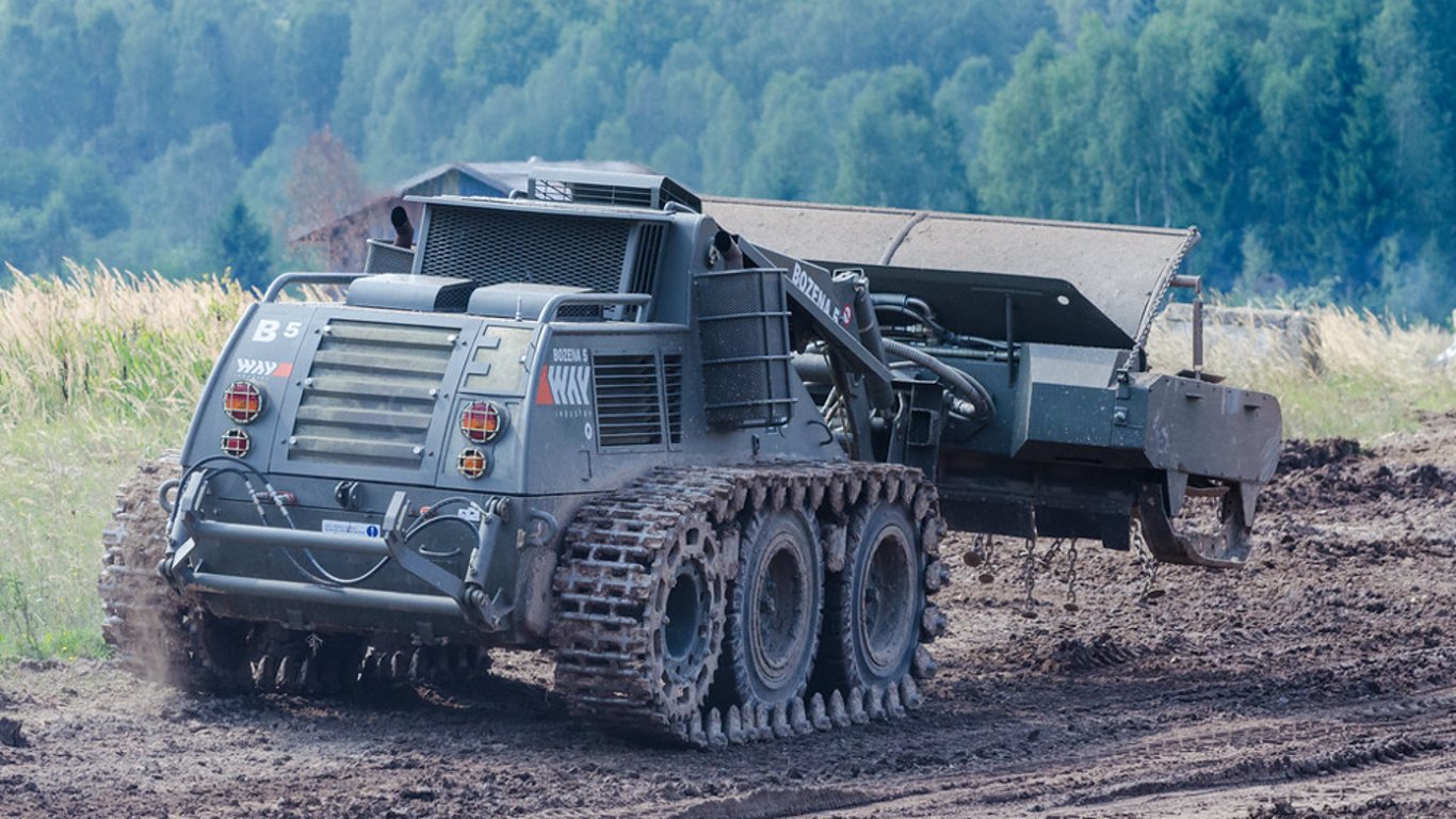 В ВСУ показали, как в Харьковской области работает машина разминирования Bozena-5