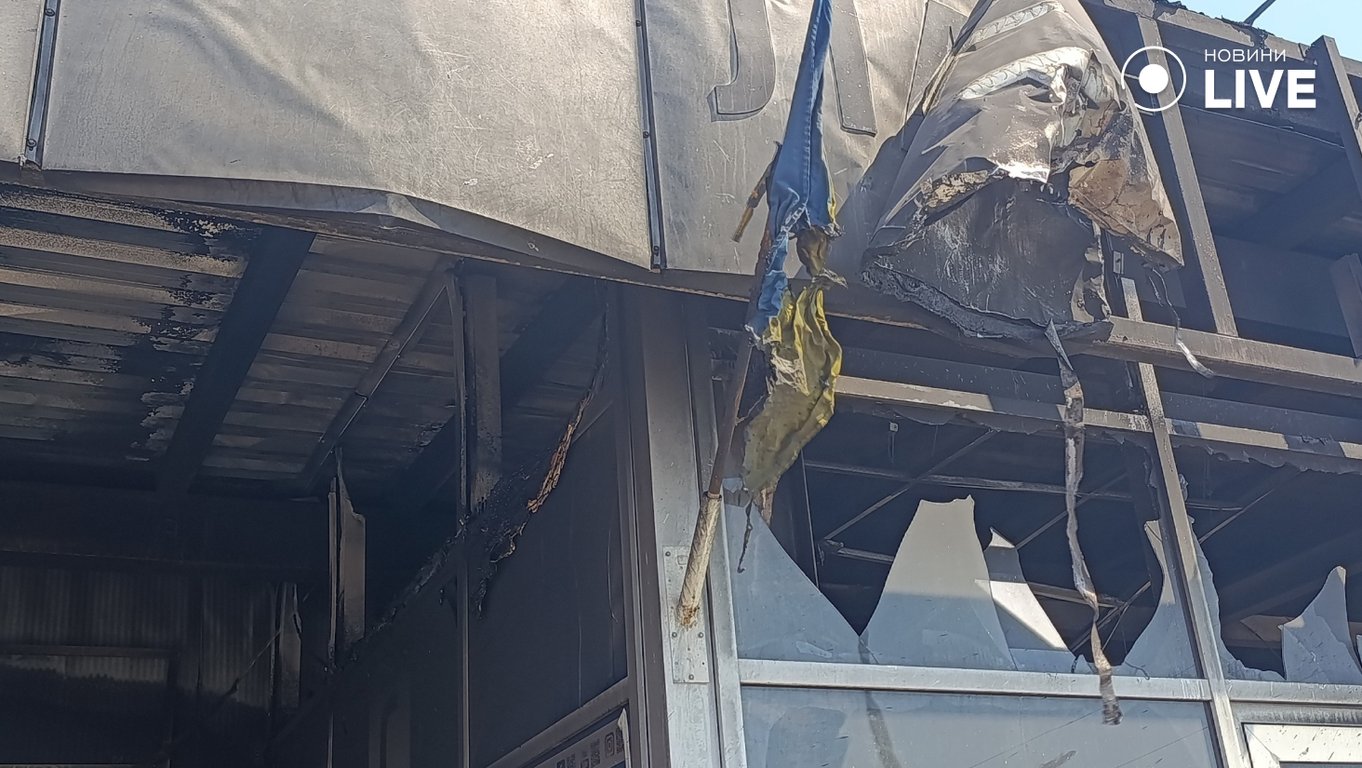 Фото наслідків удару по епіцентру в Одесі